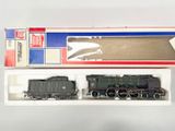 une boîte avec un train dessus et une boîte avec un train dessus