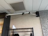 une étagère sur laquelle sont posés tout un tas d'objets
