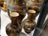 de nombreux vases exposés dans une vitrine