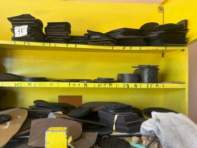 une étagère jaune remplie d'une multitude de chapeaux et d'autres objets