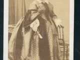 une vieille photo d'une femme en robe longue