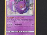 gros plan d'une carte pokemon sur une table