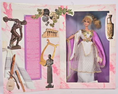 une photo d'une poupée Barbie dans une boîte sur laquelle figure la photo d'une femme