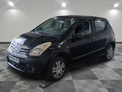la photo d'une petite voiture noire garée dans un garage