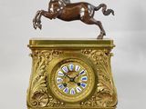 une horloge en bronze surmontée d'un cheval