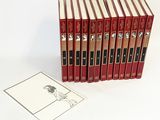 six livres d'affilée avec l'illustration d'une femme en robe