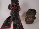 Plusieurs objets sont disposés sur une surface blanche, notamment un masque, une écharpe et une paire de chaussures