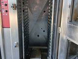 une photo d'un four professionnel dont la porte est ouverte
