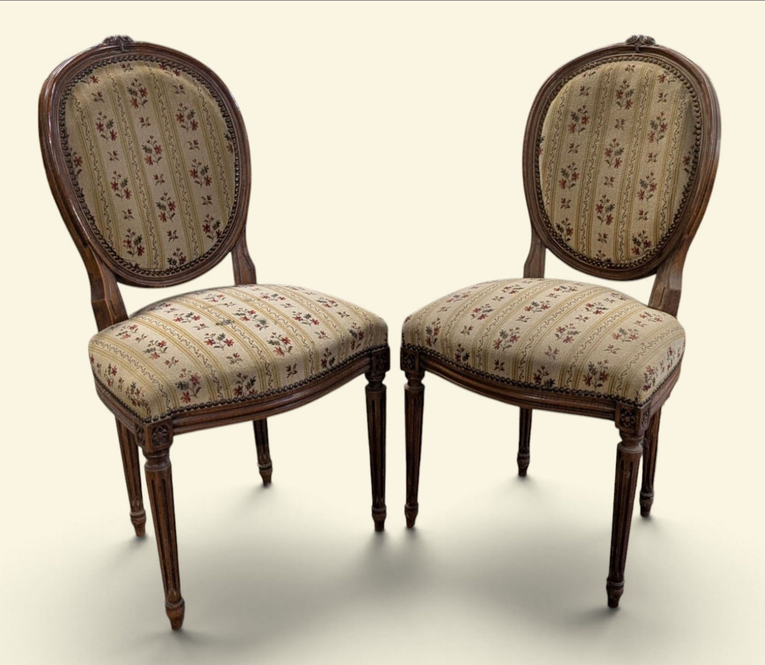 Paire de chaises à dossier médaillon en chêne mouluré et scu…