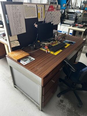 un bureau équipé d'un ordinateur et d'un moniteur
