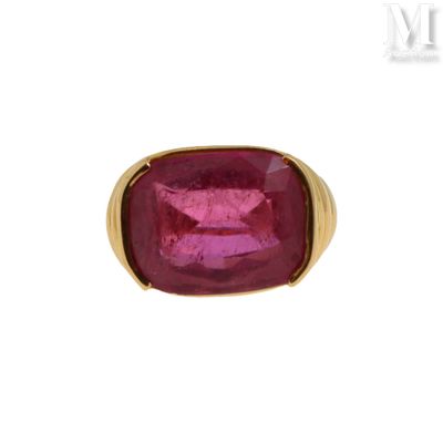 Gros plan sur une bague ornée d'une pierre rose