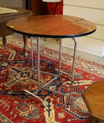 une image représentant une table avec un plateau en bois et des pieds en métal