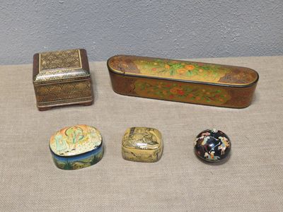 Cinq boites en laque Moyen-Orient