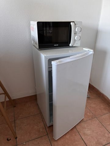 Réfrigérateur table top Aya, un four micro-onde Proline
