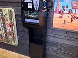 une photo d'un distributeur automatique exposé dans un magasin