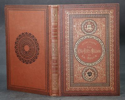 un livre marron dont la couverture est ornée d'un motif élaboré