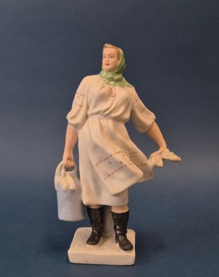 figurine représentant une femme en robe blanche tenant un seau d'eau