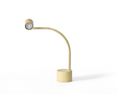 une lampe posée sur une table en bois