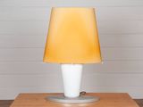 une lampe posée sur une table en bois
