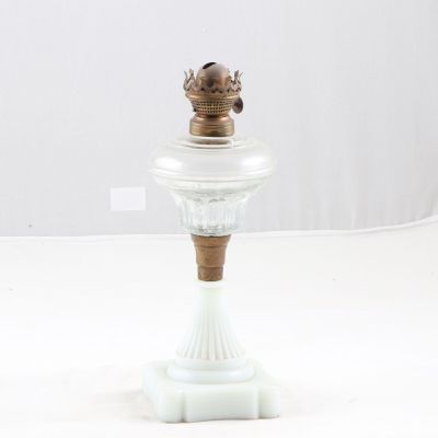 Lampe à pétrole, la toupie en verre reposant sur un pied en …