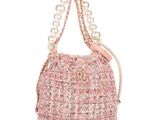 un sac en tweed rose et blanc avec des perles sur la poignée