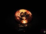 l'image d'une bougie allumée dans l'obscurité