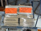 de nombreux cartons sur une palette dans un entrepôt