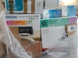 une pile de cartons emballés dans du plastique