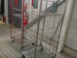 un grand chariot métallique au milieu d'un garage