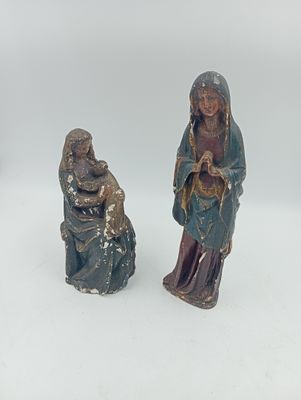 deux figurines représentant Jésus et Marie sur fond blanc