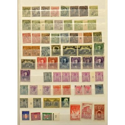 une importante collection de timbres, exposée dans une vitrine