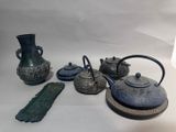 un grand nombre d'objets posés sur une table