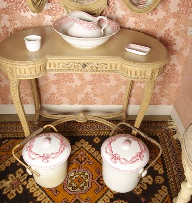 une petite table sur laquelle se trouve un bol, à côté d'une table sur laquelle se trouve un bol