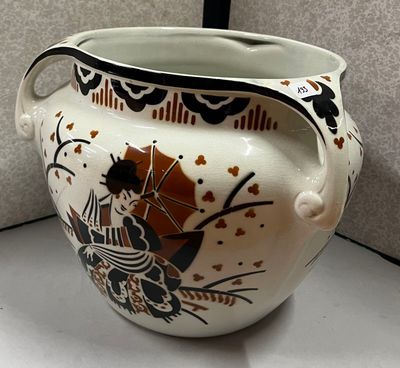 un vase blanc orné d'un motif noir et blanc