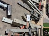 un grand nombre d'outils posés à même le sol
