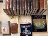 plusieurs livres posés sur une table sur laquelle se trouvent de nombreux livres