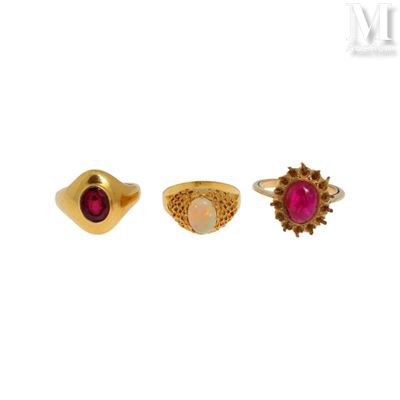 Trois bagues Lot de trois bagues en or jaune 18K (750°/°°) d… - Photo 1