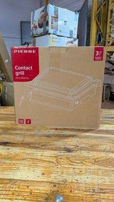 une boîte posée sur une table dans un entrepôt