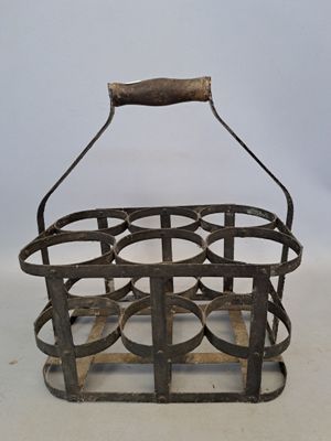un porte-bouteilles en métal contenant six bouteilles