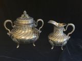 paire de théières anciennes en métal argenté sur socle