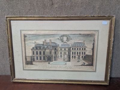 une vieille photo d'un grand bâtiment avec une fontaine devant