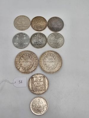 un tas de pièces posé sur une table, à côté d'une étiquette de prix