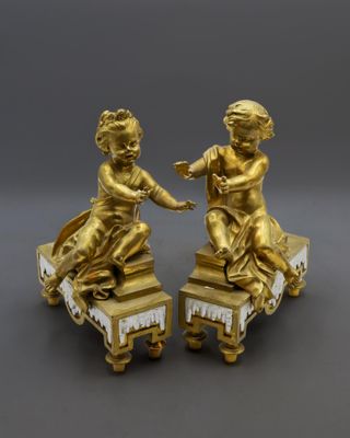 paire de figurines françaises anciennes en métal doré représentant un garçon et une fille assis sur un banc