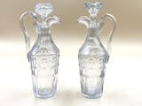 deux vases en verre posés sur une surface blanche