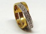 une photo d'une bague en or et en argent sertie de diamants