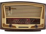 une radio à l'ancienne posée sur un meuble en bois