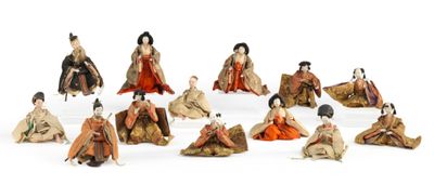 ENSEMBLE de 13 statuettes représentant une famille, dans leu…