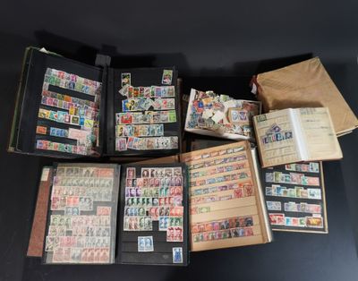 plusieurs types de timbres différents sur une table
