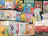 de nombreux livres pour enfants qui se trouvent sur la table