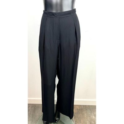 Le mannequin porte un haut et un pantalon noirs.